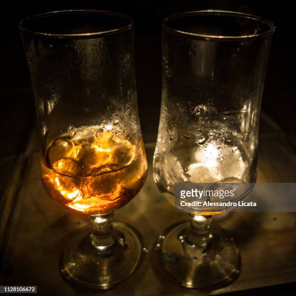 bicchieri con ghiaccio - bicchiere cocktail stockfoto's en -beelden
