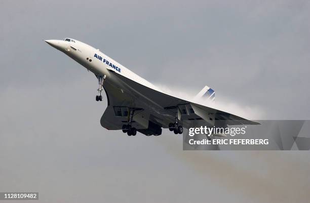 Un Concorde d'Air France, le Sierra Delta, décolle, le 07 novembre 2001 de la piste nord de l'aéroport parisien de Roissy-Charles-de-Gaulle, pour un...