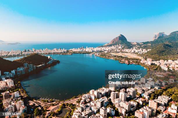 luftaufnahme von lagoa rodrigo de freitas in rio de janeiro - lagune lagoa rodrigo de freitas stock-fotos und bilder