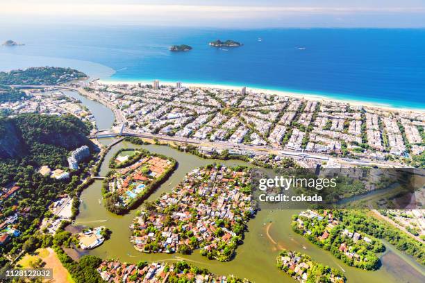 ilha da gigoia en barrinha op barra da tijuca / rio de janeiro - barra da tijuca stockfoto's en -beelden