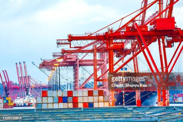seattle seaport container yard and crane - seattle port stock pictures, royalty-free photos & images