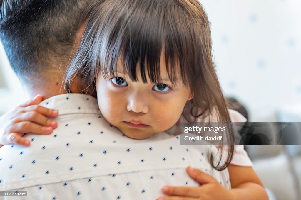 Sad et pleurer fille être réconfortée par son père