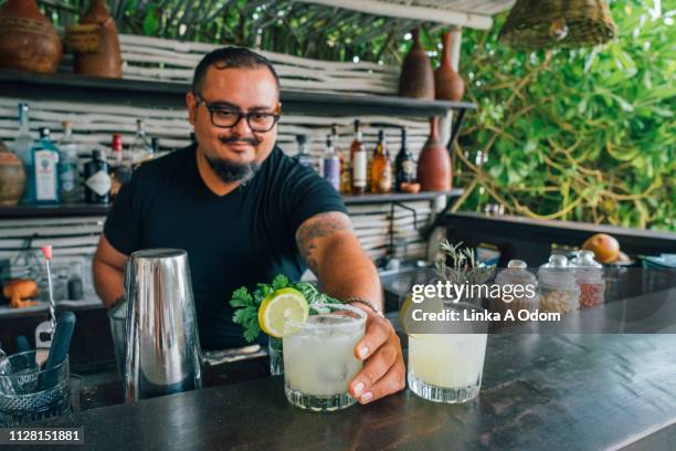 bartender serving margarita's in open air bar - bartender mixing drinks stockfoto's en -beelden