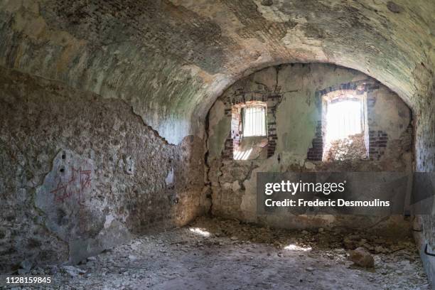 ruine du bagne de l'ile des pins - gefängniszelle stock-fotos und bilder