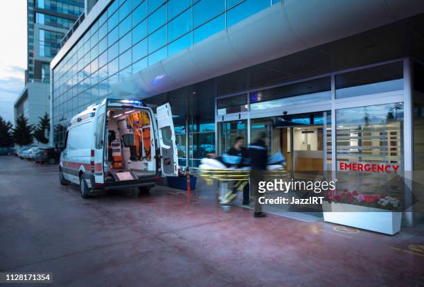 paramedici che assumono paziente in barella dall'ambulanza all'ospedale 

ambulanza eccesso di velocità,(movimento sfocato) - evento catastrofico foto e immagini stock