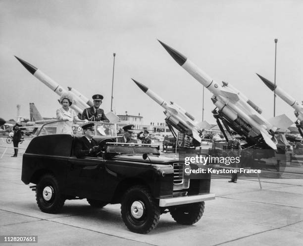 La reine Elizabeth et le prince Philip visitant les plus récentes armes de la Royal Air Force, à Abingdon, Royaume-Uni, le 15 juin 1968.