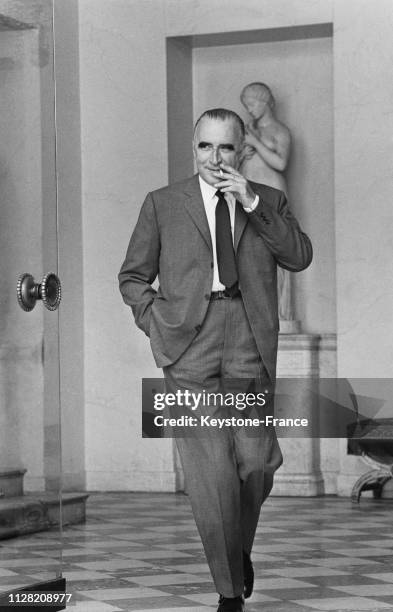 Georges Pompidou quittant l'Elysée après son dernier conseil des ministres, à Paris, France, le 10 juillet 1968.