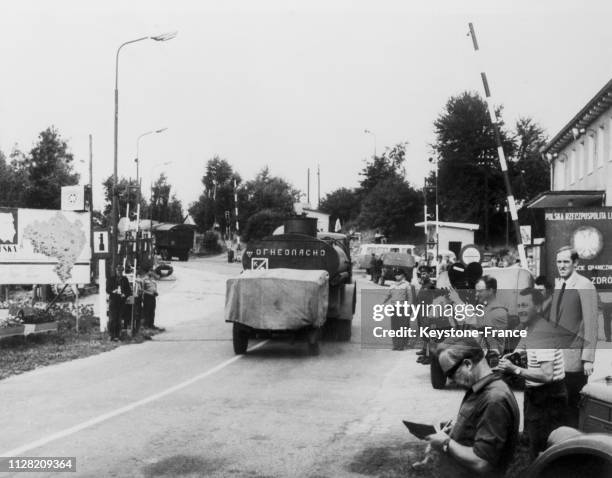 Convoi de camions militaires soviétiques à la frontière tchéco-polonaise dans la ville de Nachod, Tchécoslovaquie, le 19 juillet 1968.