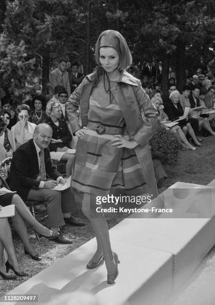 Manteau de cuir bleu roi sur une robe de cuir et jersey, à Paris, France, le 22 juillet 1968.