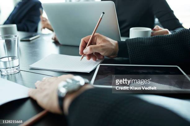 close-up of businessmans hands, writing on note block - geschäftskleidung stock-fotos und bilder