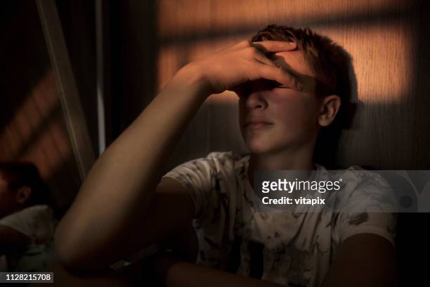 tiener jongen onder stress - depressie verdriet stockfoto's en -beelden
