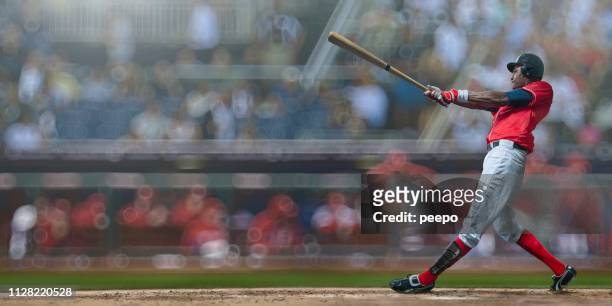 giocatore di baseball appena colpito palla durante la partita nell'arena all'aperto - battere la palla foto e immagini stock
