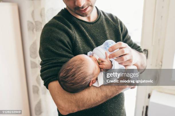 glücklich vaterschaft - milchflasche stock-fotos und bilder