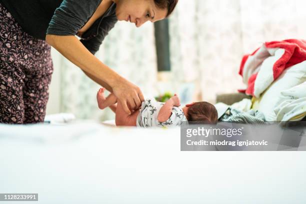 清潔新生兒肚臍的母親 - umbilical cord 個照片及圖片檔