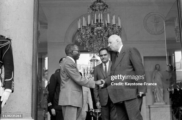 Le général de Gaulle raccompagnant le président du Sénagal Léopold Sédar Senghor sur le perron du palais de l'Elysée, à Paris, France, le 30 juillet...