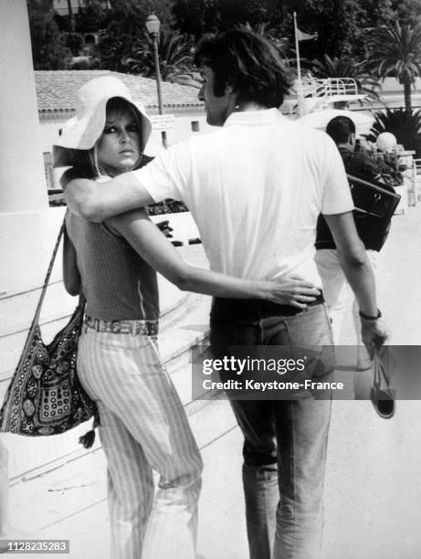 Brigitte Bardot en promenade avec un jeune playboy italien, Luigi Rizzi surnommé 'Gigi', à Saint-Tropez, France, en août 1968.