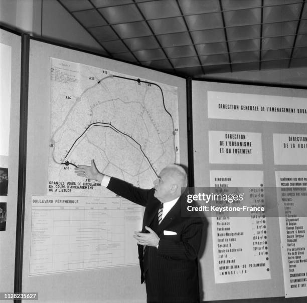 Maurice Doublet, préfet de Paris, devant la cartes des nouvelles grandes voies qu'il présente à la presse, à Paris, France, le 3 septembre 1968.