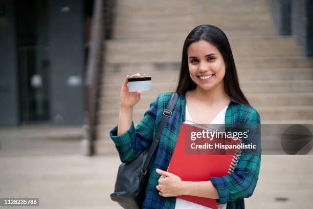 hermosa joven estudiante con una tarjeta para editar y cuadernos en el campus de la universidad - identity card fotografías e imágenes de stock