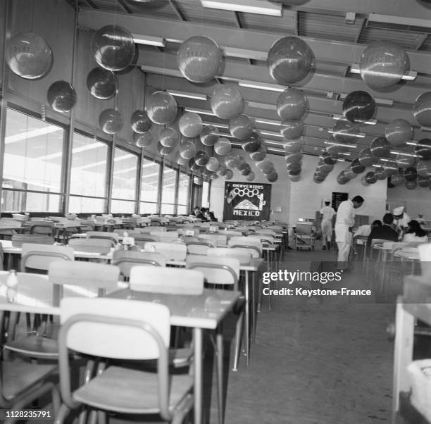 Vue de l'intérieur de la cafétéria du village olympique à Mexico, Mexique, en 1968.