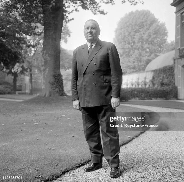 Alain Poher, nouveau président du Sénat, dans les jardins de la... News Photo Getty Images Alain Poher, nouveau président du Sénat, dans les jardins de la... News Photo Getty Images