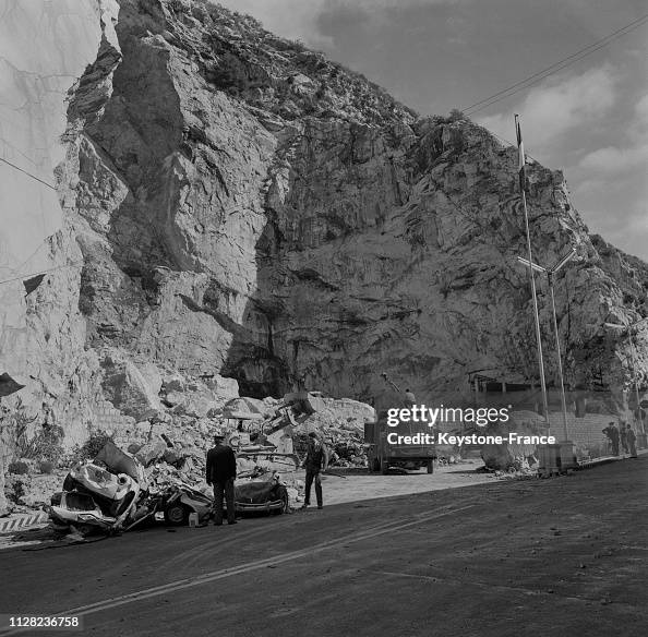Ecroulement Roche Les blocs de rochers et les débris de voitures ont été placés sur le ...