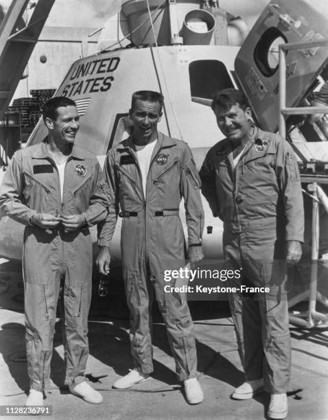 Les trois cosmonautes américains Donn Eisele, Walter Cunningham et Walter Schirra photographiés devant l''Apollo 7', aux Etats-Unis, le 11 octobre...