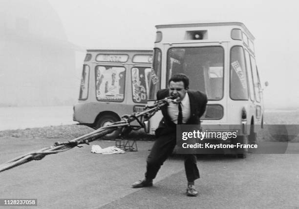 John Massis, Belge de 28 ans, surnommé 'l'homme à la machoire d'acier', tient entre ses dents l'anneau d'un câble relié à un avion de tourisme qu'il...