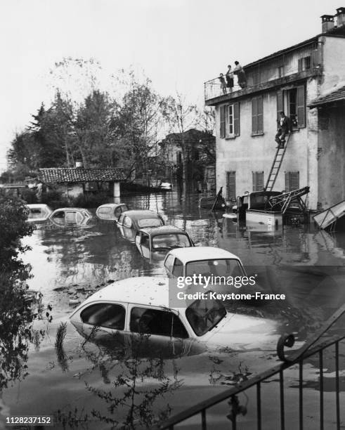 Des voitures totalement inondées dans une petite ville près de Pavie après que la rivière Tessin ait débordé, Italie, le 6 novembre 1968.