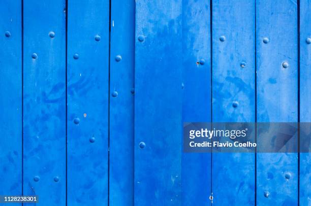 blue barn door close-up - fundo azul fotografías e imágenes de stock