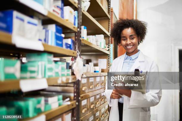 druggist en el almacén de la medicina en la farmacia - material médico fotografías e imágenes de stock