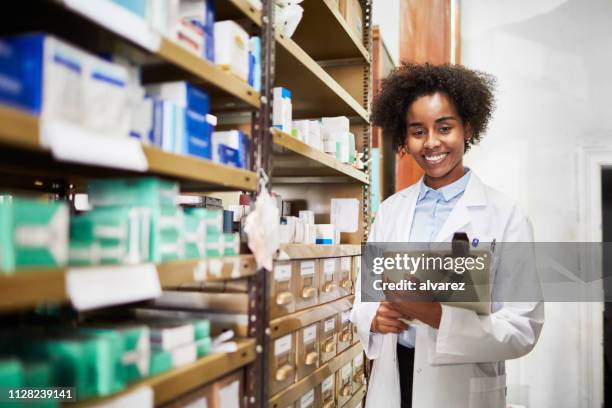 apotekare vid medicin förvaringsrum på apotek - sjukvårdsrelaterat material bildbanksfoton och bilder