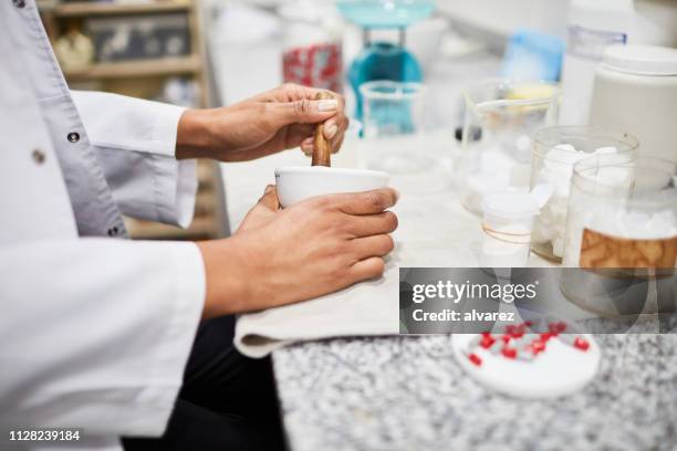 chimico che prepara la medicina in laboratorio farmacia - preparazione foto e immagini stock