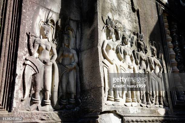 delicate relief of angkor wat - 古い stock-fotos und bilder