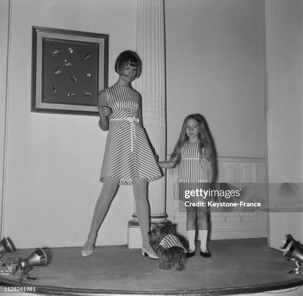 Un modèle de Carven, des rayures pour la mère, la fille et même le petit chien, à Paris, France, le 14 novembre 1968.