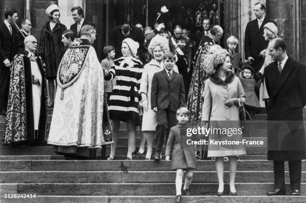 La sortie de l'église à l'issue de l'office de Noël, au centre la princesse Anne salue l'évêque, la reine-mère Elizabeth en compagnie du prince...