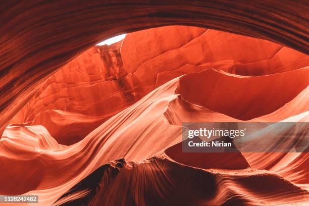 paysages abstraits de antelope canyon - lower antelope photos et images de collection