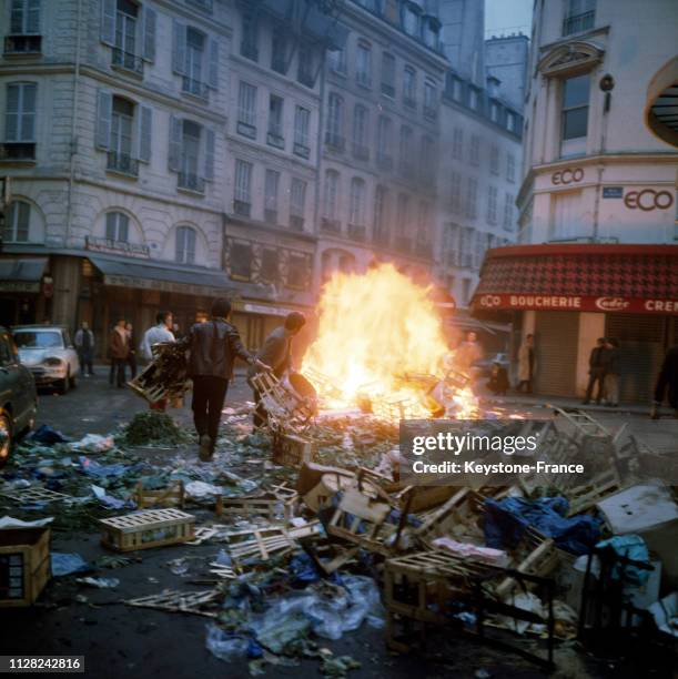 Barricade et cageots en feu lors d'une manifestation des étudiants à Paris, France, le 24 mai 1968.