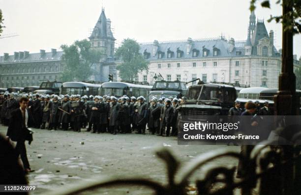 Barrages de CRS et de blindés place Saint-Michel à Paris, France, le 23 mai 1965.