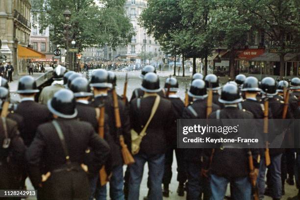 Barrage de CRS dans le quartier latin, à Paris, France, le 25 mai 1968.