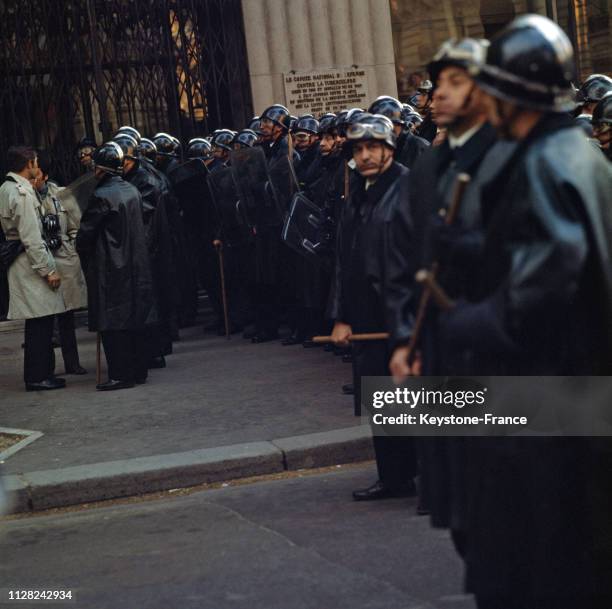 Barrage de CRS dans le quartier latin à Paris, France, en mai 1968.