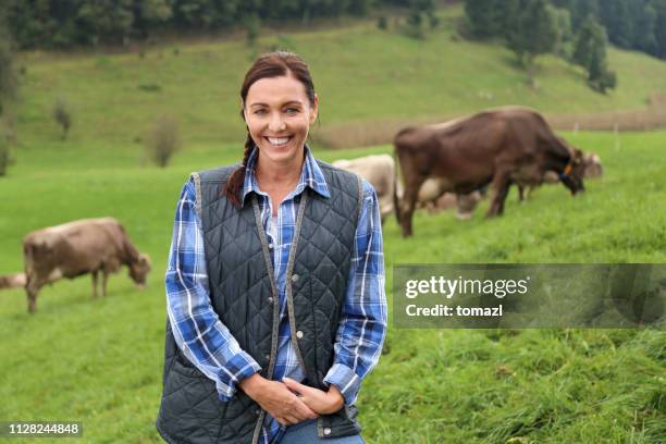 portrait d’agricultrice dans les pâturages - rancher photos et images de collection