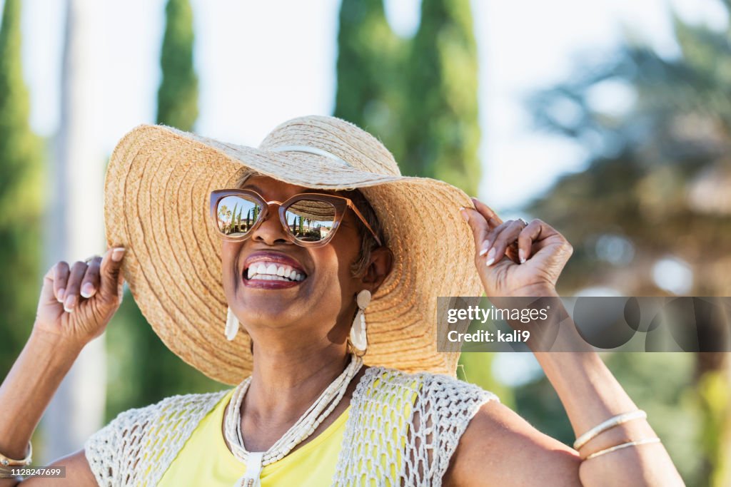 Senior afro-amerikanische Frau mit Sonnenbrille