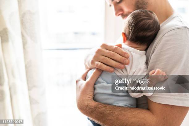 tu es ma plus grande réalisation - bébé garçon photos et images de collection