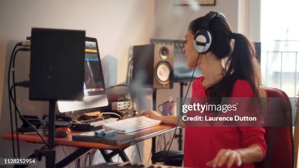 donna di musica elettronica - compositore foto e immagini stock