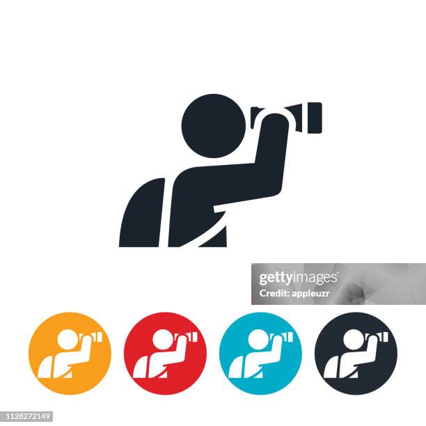 stockillustraties, clipart, cartoons en iconen met backpacker op zoek door middel van verrekijkers pictogram - verrekijker