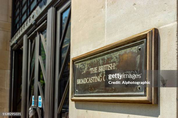 siège de la bbc londres - plaque commémorative photos et images de collection