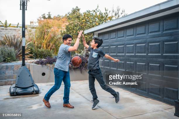 父と息子のコートでバスケット ボールをプレー - playing to win ストックフォトと画像