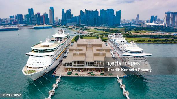 ships at harbour - singapore cruise stock pictures, royalty-free photos & images