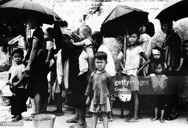 Picture taken on May 1962 showing Chinese refugees queuing for a meal at Hong Kong. - During the famine caused by "The Great Leap Forward" Chinese...