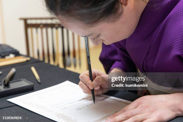 japansk kvinna signeringscertifikat - japansk skrift bildbanksfoton och bilder